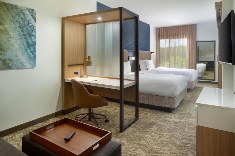 Queen Suite with Two Queen Beds and Mountain View interior